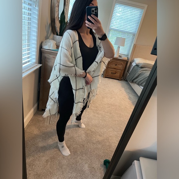 Women’s Wrap Shawl - Picture 4 of 9